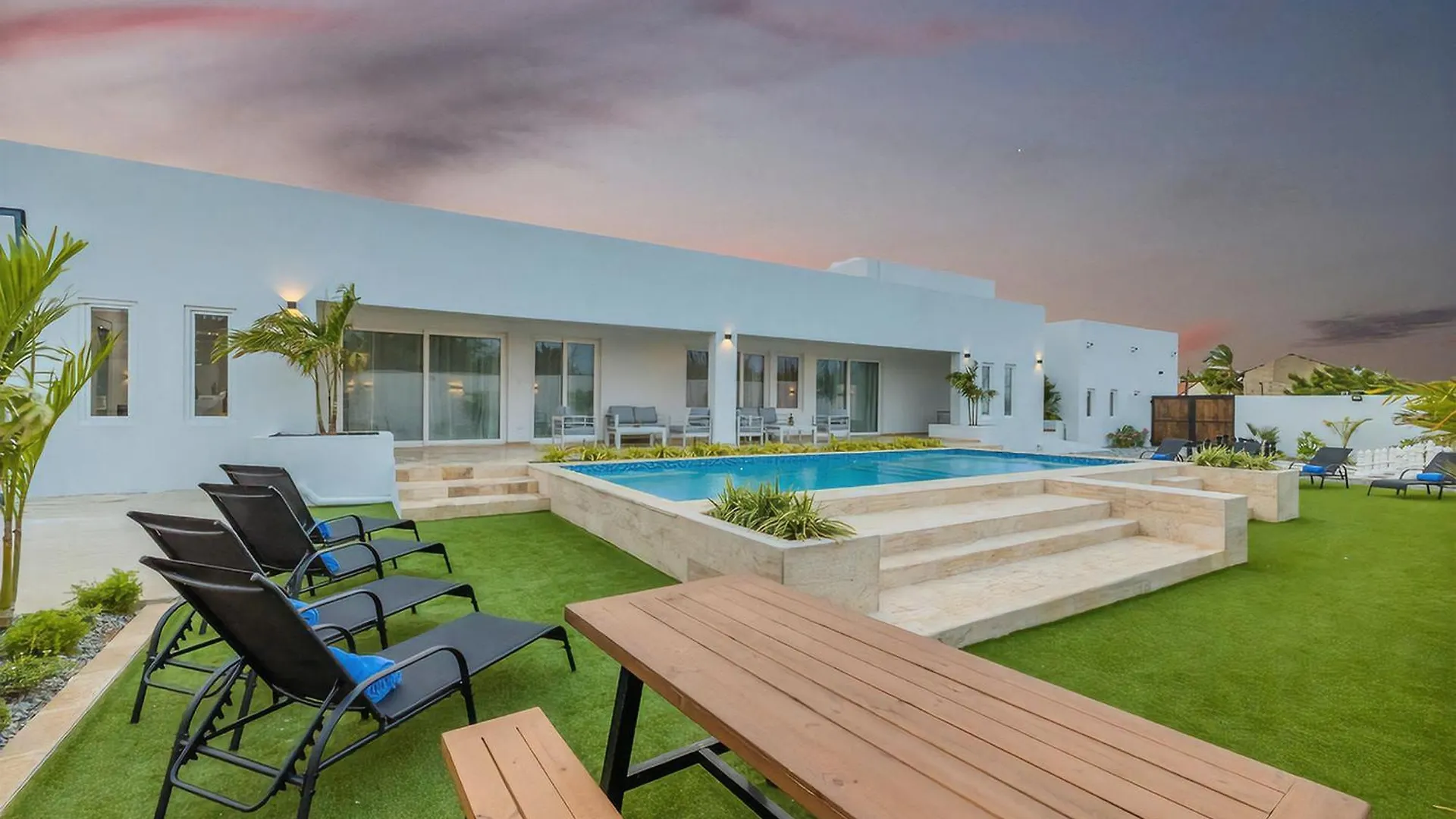 Stunning 6-Bedroom Villa In Aruba Palm Beach