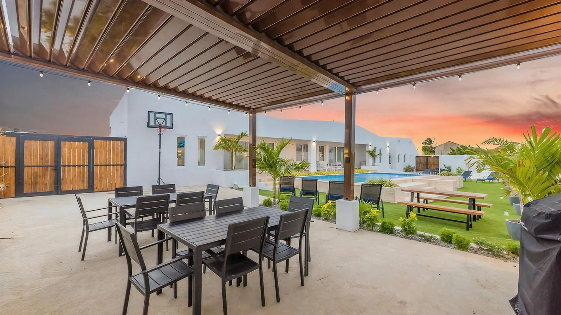 Stunning 6-Bedroom Villa In Aruba شاطئ بالم